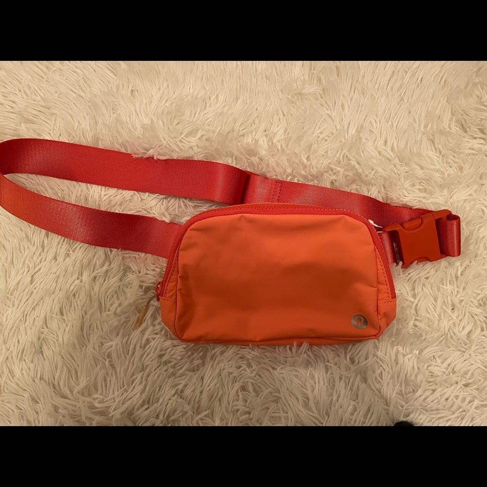 Lululemon Everywhere Belt Bag